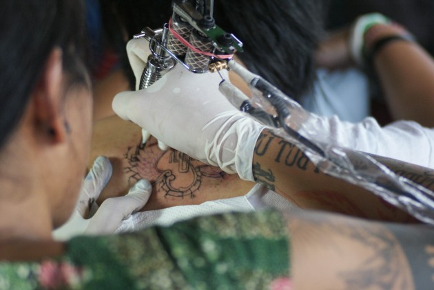 A tattoo is outlined at a tattoo festival in Java (Flickr photo by rudy0help)