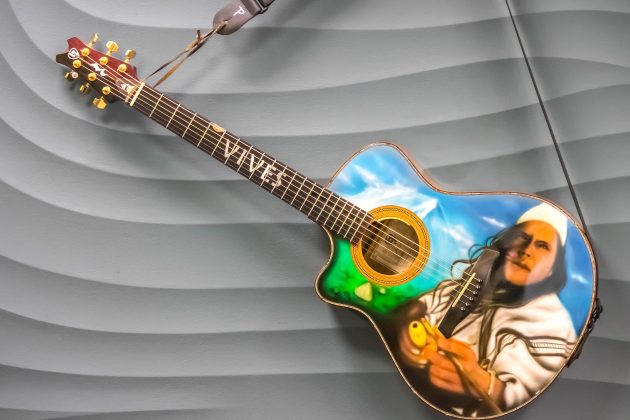 Vives "width =" 630 "height =" 420 "srcset =" https://insider.si.edu/wp-content/uploads/2016/11/Carlos-Vives-guitar-630x420.jpg 630w, https: // insider.si.edu/wp-content/uploads/2016/11/Carlos-Vives-guitar-315x210.jpg 315w, https://insider.si.edu/wp-content/uploads/2016/11/Carlos-Vives -guitar-60x40.jpg 60w, https://insider.si.edu/wp-content/uploads/2016/11/Carlos-Vives-guitar-83x55.jpg 83w "tamaños =" (ancho máximo: 630px) 100vw , 630px "/>
<p id=